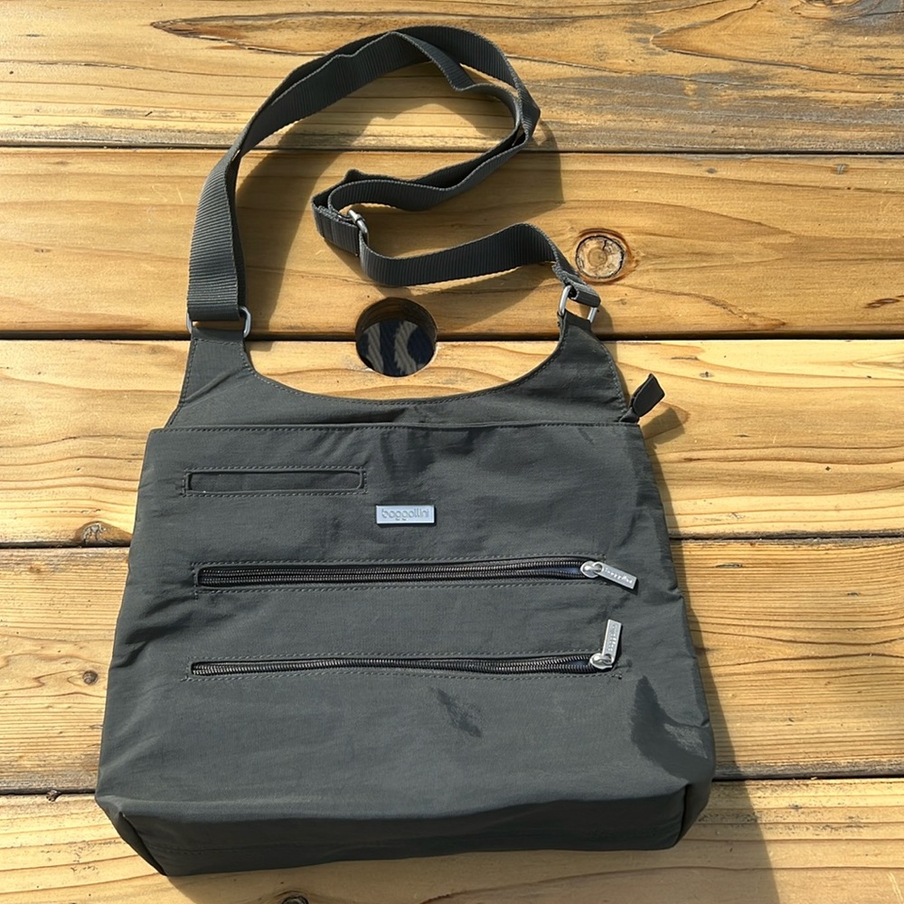 Baggallini Crossbody Purse Silver/Grey Gray Medium Nylon Canvas Travel Bag EUC!